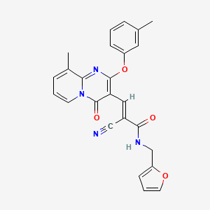 (2E)-2-cyano-N-(furan-2-ylmethyl)-3-[9-methyl-2-(3-methylphenoxy)-4-oxo-4H-pyrido[1,2-a]pyrimidin-3-yl]prop-2-enamide