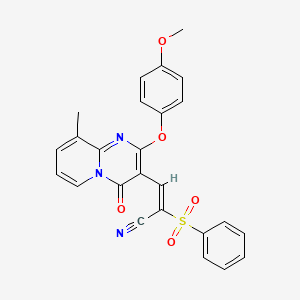 (2E)-3-[2-(4-methoxyphenoxy)-9-methyl-4-oxo-4H-pyrido[1,2-a]pyrimidin-3-yl]-2-(phenylsulfonyl)prop-2-enenitrile