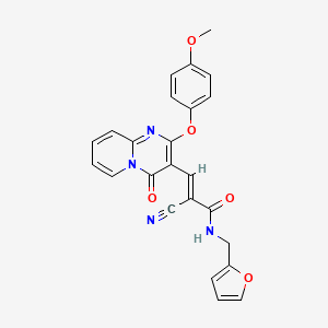 (2E)-2-cyano-N-(furan-2-ylmethyl)-3-[2-(4-methoxyphenoxy)-4-oxo-4H-pyrido[1,2-a]pyrimidin-3-yl]prop-2-enamide