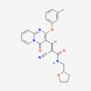 (2E)-2-cyano-3-[2-(3-methylphenoxy)-4-oxo-4H-pyrido[1,2-a]pyrimidin-3-yl]-N-(tetrahydrofuran-2-ylmethyl)prop-2-enamide