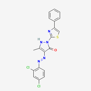 (4E)-4-[2-(2,4-dichlorophenyl)hydrazinylidene]-5-methyl-2-(4-phenyl-1,3-thiazol-2-yl)-2,4-dihydro-3H-pyrazol-3-one