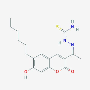 (2Z)-2-[1-(6-hexyl-7-hydroxy-2-oxo-2H-chromen-3-yl)ethylidene]hydrazinecarbothioamide