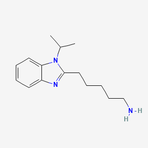 molecular formula C15H23N3 B11728589 5-[1-(propan-2-yl)-1H-benzimidazol-2-yl]pentan-1-amine 