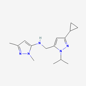 molecular formula C15H23N5 B11730293 N-{[3-cyclopropyl-1-(propan-2-yl)-1H-pyrazol-5-yl]methyl}-1,3-dimethyl-1H-pyrazol-5-amine 