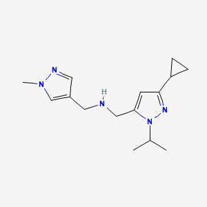 molecular formula C15H23N5 B11741744 {[3-cyclopropyl-1-(propan-2-yl)-1H-pyrazol-5-yl]methyl}[(1-methyl-1H-pyrazol-4-yl)methyl]amine 