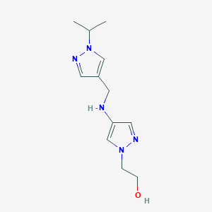 molecular formula C12H19N5O B11741769 2-[4-({[1-(propan-2-yl)-1H-pyrazol-4-yl]methyl}amino)-1H-pyrazol-1-yl]ethan-1-ol 