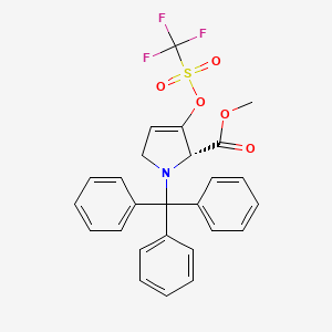 molecular formula C26H22F3NO5S B11771551 (R)-Methyl 3-(((trifluoromethyl)sulfonyl)oxy)-1-trityl-2,5-dihydro-1H-pyrrole-2-carboxylate 