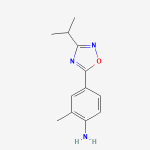 molecular formula C12H15N3O B11816688 4-(3-Isopropyl-1,2,4-oxadiazol-5-yl)-2-methylaniline 