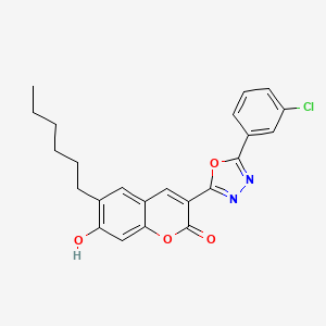 molecular formula C23H21ClN2O4 B1189797 3-[5-(3-Chloro-phenyl)-[1,3,4]oxadiazol-2-yl]-6-hexyl-7-hydroxy-chromen-2-one 