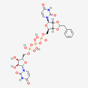 {[(3aR,4R,6R,6aR)-2-benzyl-6-(2,4-dioxo-1,2,3,4-tetrahydropyrimidin-1-yl)-tetrahydro-2H-furo[3,4-d][1,3]dioxol-4-yl]methoxy}({[({[(2S,3R,4S,5S)-5-(2,4-dioxo-1,2,3,4-tetrahydropyrimidin-1-yl)-3,4-dihydroxyoxolan-2-yl]methoxy}(hydroxy)phosphoryl)oxy](hydroxy)phosphoryl}oxy)phosphinic acid