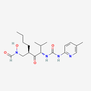 molecular formula C25H22N6O6 B1193879 N-((2r,4s)-2-丁基-5-甲基-4-(3-(5-甲基吡啶-2-基)脲基)-3-氧代己基)-N-羟基甲酰胺 