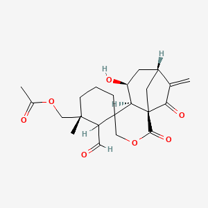 molecular formula C22H28O7 B1194482 [(3R,4a'R,5'S,7'R,9a'R)-2-甲酰基-5'-羟基-3-甲基-8'-亚甲基-1',9'-二氧代六氢螺[环己烷-1,4'-[2]氧杂[7,9a]甲环[c]庚并吡喃]-3-基]甲基乙酸酯 