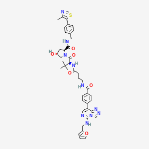 molecular formula C43H48N10O6S B1195033 (2S,4R)-1-[(2S)-2-[4-[[4-[5-(呋喃-2-基甲基氨基)-[1,2,4]三唑并[4,3-c]嘧啶-8-基]苯甲酰]氨基]丁酰氨基]-3,3-二甲基丁酰基]-4-羟基-N-[[4-(4-甲基-1,3-噻唑-5-基)苯基]甲基]吡咯烷-2-甲酰胺 