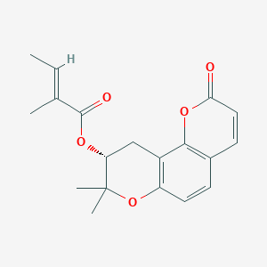 molecular formula C19H20O5 B1197277 [(9R)-8,8-二甲基-2-氧代-9,10-二氢吡喃[2,3-h]色满-9-基] (E)-2-甲基丁-2-烯酸酯 