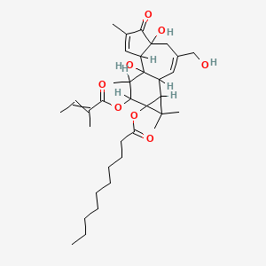 molecular formula C35H52O8 B1199319 [1,6-Dihydroxy-8-(hydroxymethyl)-4,12,12,15-tetramethyl-14-(2-methylbut-2-enoyloxy)-5-oxo-13-tetracyclo[8.5.0.02,6.011,13]pentadeca-3,8-dienyl] decanoate 