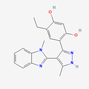 molecular formula C20H20N4O2 B1199848 4-ethyl-6-[3-methyl-4-(1-methyl-1H-benzimidazol-2-yl)-1H-pyrazol-5-yl]benzene-1,3-diol 