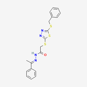 2-((5-(Benzylthio)-1,3,4-thiadiazol-2-yl)thio)-N'-(1-phenylethylidene)acetohydrazide