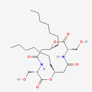 molecular formula C26H46N2O8 B1202507 （3s，7r，10s，14r）-7,14-二庚基-3,10-双（羟甲基）-1,8-二氧杂-4,11-二氮杂环十四烷-2,5,9,12-四酮 CAS No. 5285-25-6