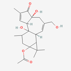 molecular formula C22H30O6 B1204029 [(6R,10S)-1,6-二羟基-8-(羟甲基)-4,12,12,15-四甲基-5-氧代-13-四环[8.5.0.02,6.011,13]十五碳-3,8-二烯基] 乙酸酯 