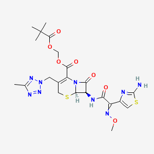 molecular formula C22H27N9O7S2 B1207666 2,2-二甲基丙酰氧甲基（6R，7R）-7-[[2-（2-氨基-1,3-噻唑-4-基）-2-甲氧基亚氨基乙酰基]氨基]-3-[(5-甲基四唑-2-基）甲基]-8-氧代-5-噻-1-氮杂双环[4.2.0]辛-2-烯-2-羧酸酯 