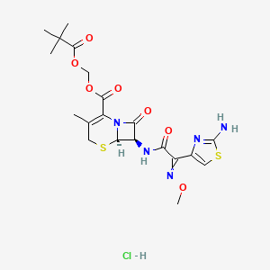 molecular formula C20H26ClN5O7S2 B1208409 盐酸（6R,7R）-叔丁酰氧甲基 7-((Z)-2-(2-氨基噻唑-4-基)-2-(甲氧基亚氨基)乙酰胺)-3-甲基-8-氧代-5-硫代-1-氮杂双环[4.2.0]辛-2-烯-2-羧酸酯 