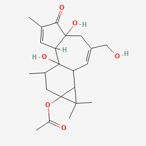 molecular formula C22H30O6 B1213861 [1,6-Dihydroxy-8-(hydroxymethyl)-4,12,12,15-tetramethyl-5-oxo-13-tetracyclo[8.5.0.02,6.011,13]pentadeca-3,8-dienyl] acetate 