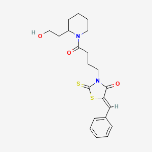 (5Z)-5-benzylidene-3-{4-[2-(2-hydroxyethyl)piperidin-1-yl]-4-oxobutyl}-2-thioxo-1,3-thiazolidin-4-one