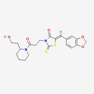 (5Z)-5-(1,3-benzodioxol-5-ylmethylidene)-3-{3-[2-(2-hydroxyethyl)piperidin-1-yl]-3-oxopropyl}-2-thioxo-1,3-thiazolidin-4-one