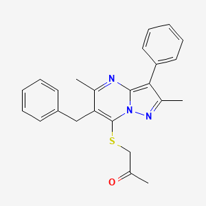 1-({6-Benzyl-2,5-dimethyl-3-phenylpyrazolo[1,5-a]pyrimidin-7-yl}sulfanyl)propan-2-one