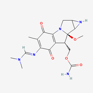 molecular formula C18H23N5O5 B1221293 [(7R,8S)-11-(dimethylaminomethylideneamino)-7-methoxy-12-methyl-10,13-dioxo-2,5-diazatetracyclo[7.4.0.02,7.04,6]trideca-1(9),11-dien-8-yl]methyl carbamate 