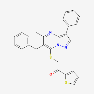 2-[(6-Benzyl-2,5-dimethyl-3-phenylpyrazolo[1,5-a]pyrimidin-7-yl)sulfanyl]-1-(thiophen-2-yl)ethanone