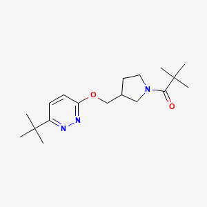 molecular formula C18H29N3O2 B12222967 1-(3-{[(6-Tert-butylpyridazin-3-yl)oxy]methyl}pyrrolidin-1-yl)-2,2-dimethylpropan-1-one 