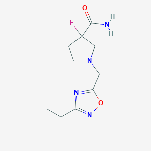 molecular formula C11H17FN4O2 B12223528 3-Fluoro-1-{[3-(propan-2-yl)-1,2,4-oxadiazol-5-yl]methyl}pyrrolidine-3-carboxamide 