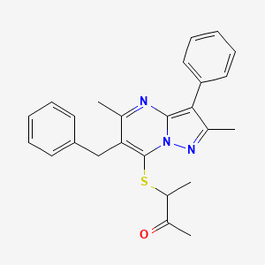 3-[(6-Benzyl-2,5-dimethyl-3-phenylpyrazolo[1,5-a]pyrimidin-7-yl)sulfanyl]butan-2-one