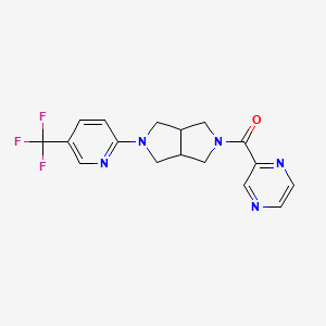 molecular formula C17H16F3N5O B12225057 2-{5-[5-(Trifluoromethyl)pyridin-2-yl]-octahydropyrrolo[3,4-c]pyrrole-2-carbonyl}pyrazine 