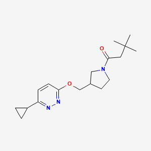 molecular formula C18H27N3O2 B12225319 1-(3-{[(6-Cyclopropylpyridazin-3-yl)oxy]methyl}pyrrolidin-1-yl)-3,3-dimethylbutan-1-one 