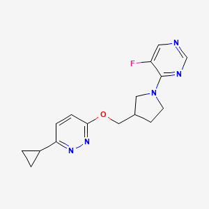 molecular formula C16H18FN5O B12225734 4-(3-{[(6-Cyclopropylpyridazin-3-yl)oxy]methyl}pyrrolidin-1-yl)-5-fluoropyrimidine 