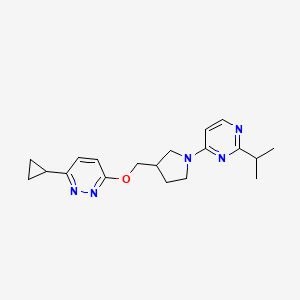 molecular formula C19H25N5O B12228768 4-(3-{[(6-Cyclopropylpyridazin-3-yl)oxy]methyl}pyrrolidin-1-yl)-2-(propan-2-yl)pyrimidine 