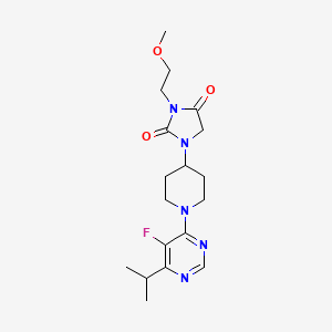 1-{1-[5-Fluoro-6-(propan-2-yl)pyrimidin-4-yl]piperidin-4-yl}-3-(2-methoxyethyl)imidazolidine-2,4-dione