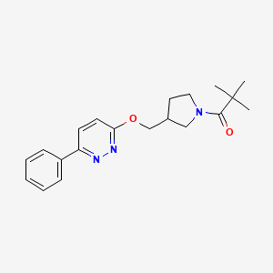 2,2-Dimethyl-1-(3-{[(6-phenylpyridazin-3-yl)oxy]methyl}pyrrolidin-1-yl)propan-1-one