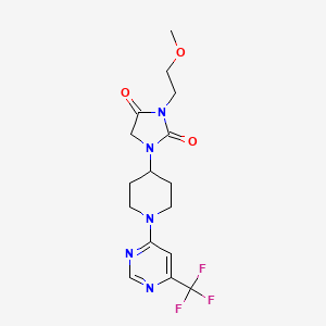 3-(2-Methoxyethyl)-1-{1-[6-(trifluoromethyl)pyrimidin-4-yl]piperidin-4-yl}imidazolidine-2,4-dione