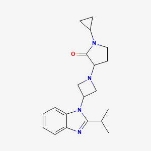 molecular formula C20H26N4O B12234276 1-cyclopropyl-3-{3-[2-(propan-2-yl)-1H-1,3-benzodiazol-1-yl]azetidin-1-yl}pyrrolidin-2-one 