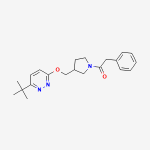 molecular formula C21H27N3O2 B12237394 1-(3-{[(6-Tert-butylpyridazin-3-yl)oxy]methyl}pyrrolidin-1-yl)-2-phenylethan-1-one 