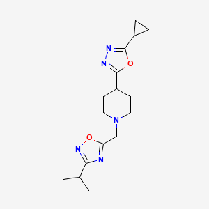 4-(5-Cyclopropyl-1,3,4-oxadiazol-2-yl)-1-{[3-(propan-2-yl)-1,2,4-oxadiazol-5-yl]methyl}piperidine