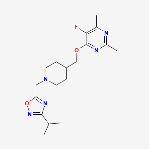 5-Fluoro-2,4-dimethyl-6-[(1-{[3-(propan-2-yl)-1,2,4-oxadiazol-5-yl]methyl}piperidin-4-yl)methoxy]pyrimidine