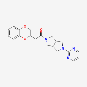 molecular formula C20H22N4O3 B12238325 2-(2,3-Dihydro-1,4-benzodioxin-2-yl)-1-[5-(pyrimidin-2-yl)-octahydropyrrolo[3,4-c]pyrrol-2-yl]ethan-1-one 