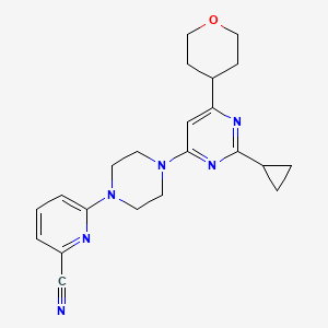 molecular formula C22H26N6O B12238538 6-{4-[2-Cyclopropyl-6-(oxan-4-yl)pyrimidin-4-yl]piperazin-1-yl}pyridine-2-carbonitrile 