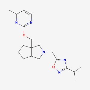 molecular formula C19H27N5O2 B12239642 4-Methyl-2-[(2-{[3-(propan-2-yl)-1,2,4-oxadiazol-5-yl]methyl}-octahydrocyclopenta[c]pyrrol-3a-yl)methoxy]pyrimidine 