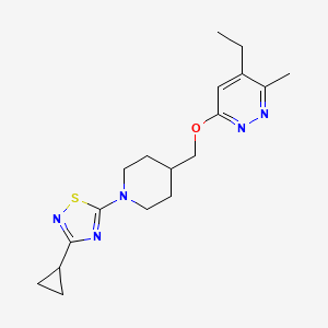 molecular formula C18H25N5OS B12239670 6-{[1-(3-Cyclopropyl-1,2,4-thiadiazol-5-yl)piperidin-4-yl]methoxy}-4-ethyl-3-methylpyridazine 