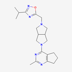 molecular formula C20H28N6O B12239754 5-[(5-{2-methyl-5H,6H,7H-cyclopenta[d]pyrimidin-4-yl}-octahydropyrrolo[3,4-c]pyrrol-2-yl)methyl]-3-(propan-2-yl)-1,2,4-oxadiazole 